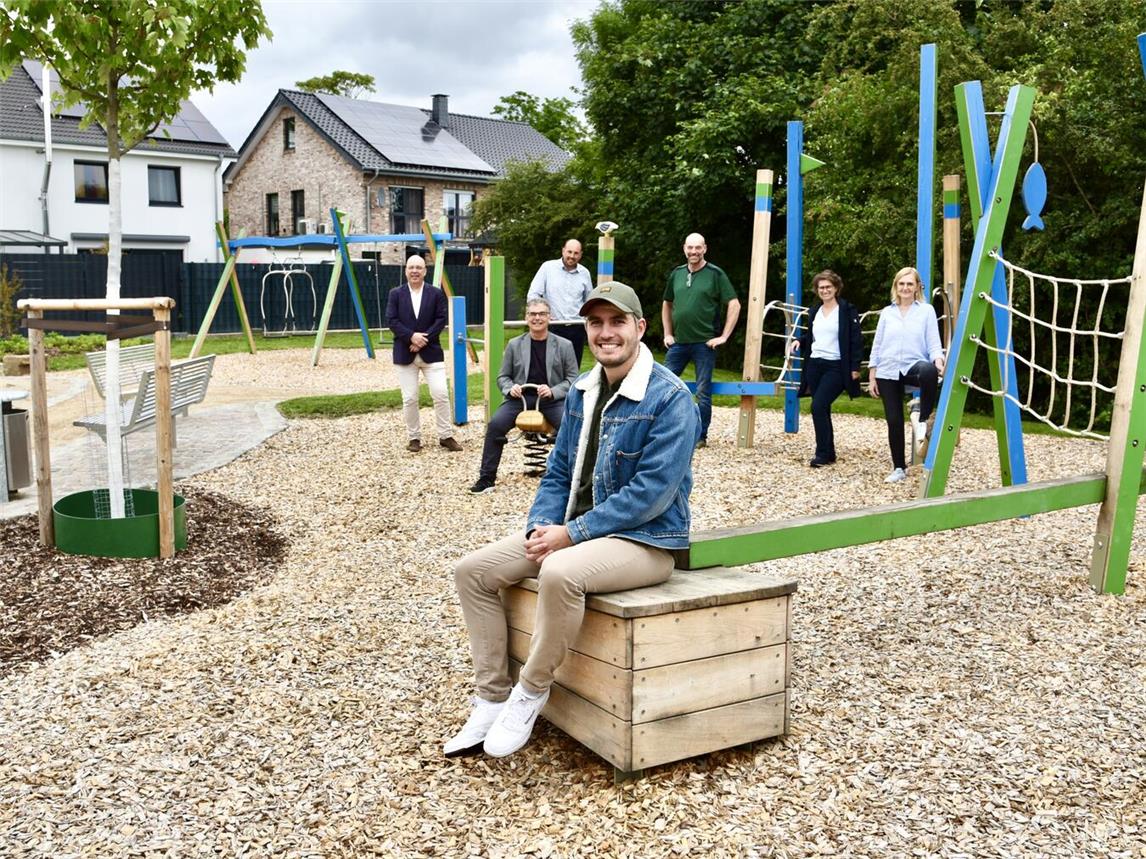 Planer Simon Mosters und Markus Kern vom Grünflächenamt der Stadt Rheinberg präsentierten, zusammen mit Ludger Tappe von der Gartenbaufirma Terra Flor und Babette Heimes vom städtischen Jugendamt, Bürgermeister Dietmar Heyde, Sozialdezernentin Iris Itgenshorst und Baudezernent Stephan Pfeffer den fertiggestellten Kleinkinderspielplatz an der Landfrauenstraße in Budberg. Foto: Stadt Rheinberg
