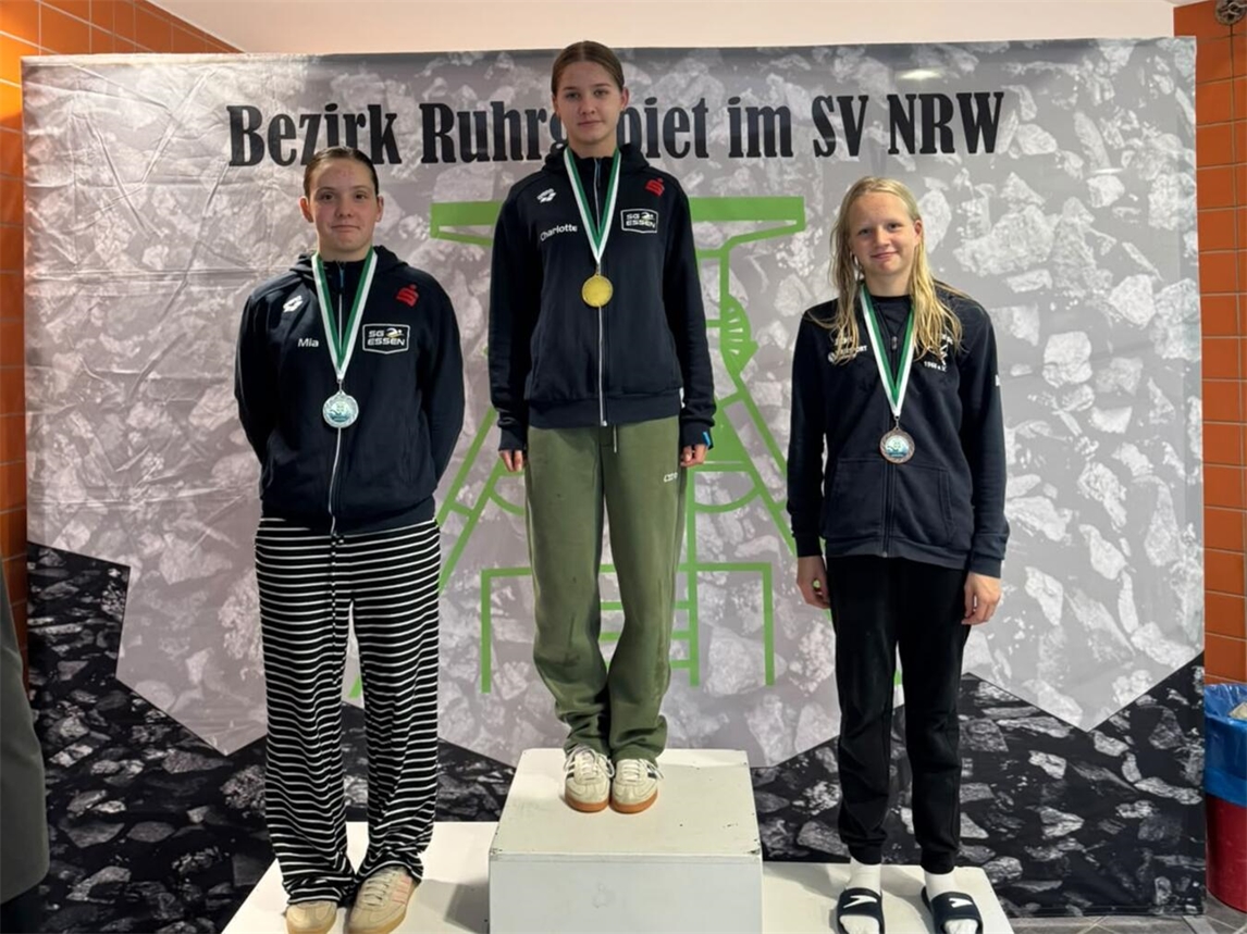 "Dora Brinkmann gewinnt Bronze über 50m Schmetterling, Schwimmwettbewerb"