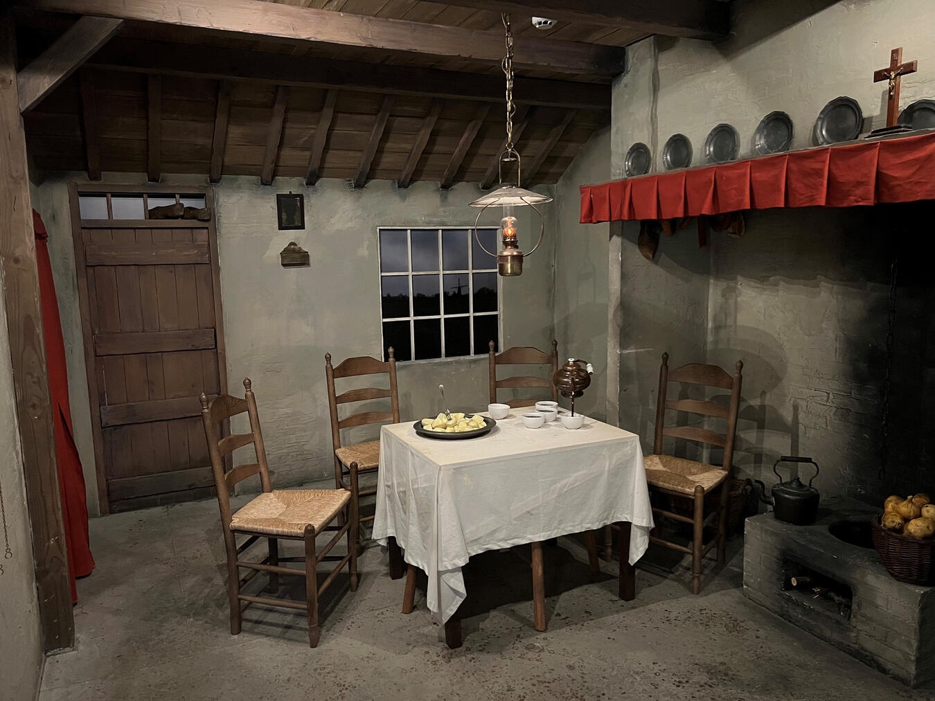 Platz nehmen können Besucher in einer Kulisse zum bekannten Werk "Die Kartoffele...