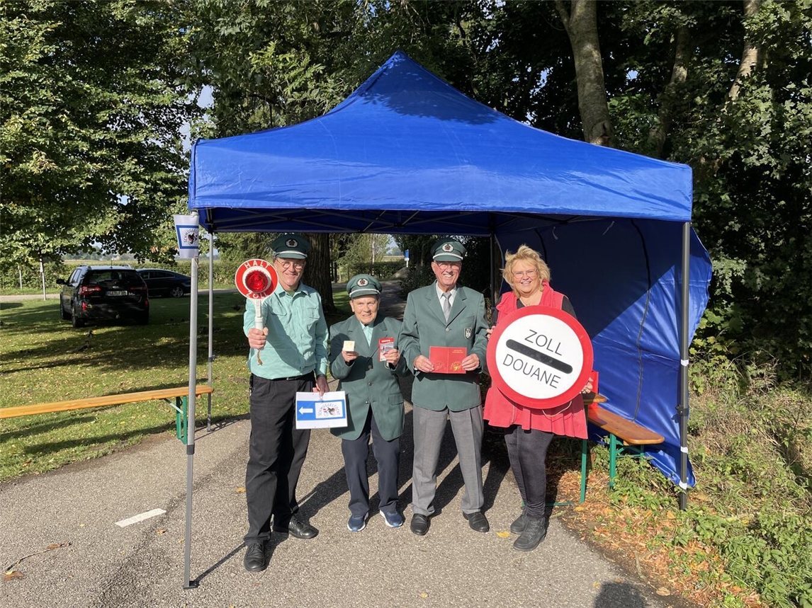 Plötzlich war die Grenze auf den Radwegen wieder zu. Ehrenamtliche „Zöllner“ stellten an den Radwegen Grenzkontrollen aus alter Zeit nach. Olaf Gabriel, Dorothea Theinert, Siggi Alefsen und Dr. Manon Loock-Braun (WFG). Foto: WFG Emmerich 