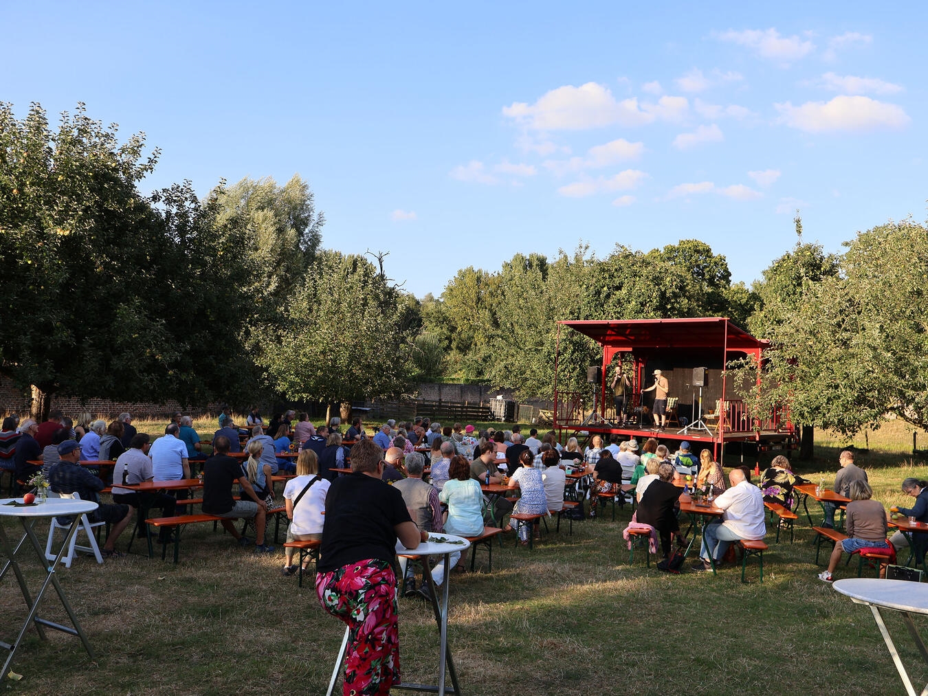 "Poetry Slam 2025 im Dominikaner Bongert, Bühne mit Slammern und Publikum"