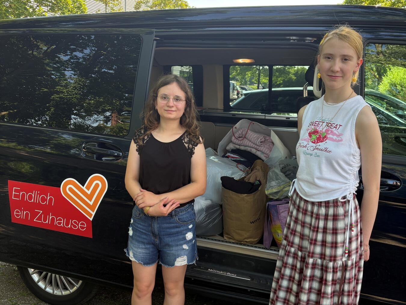 Schülerinnen in Emmerich sammeln für Menschen in Not "Polina Chorowiec und Shirin Müller organisieren Spendenaktion für Caritas-Kontaktpunkt in Emmerich am Willibrord-Gymnasium."
