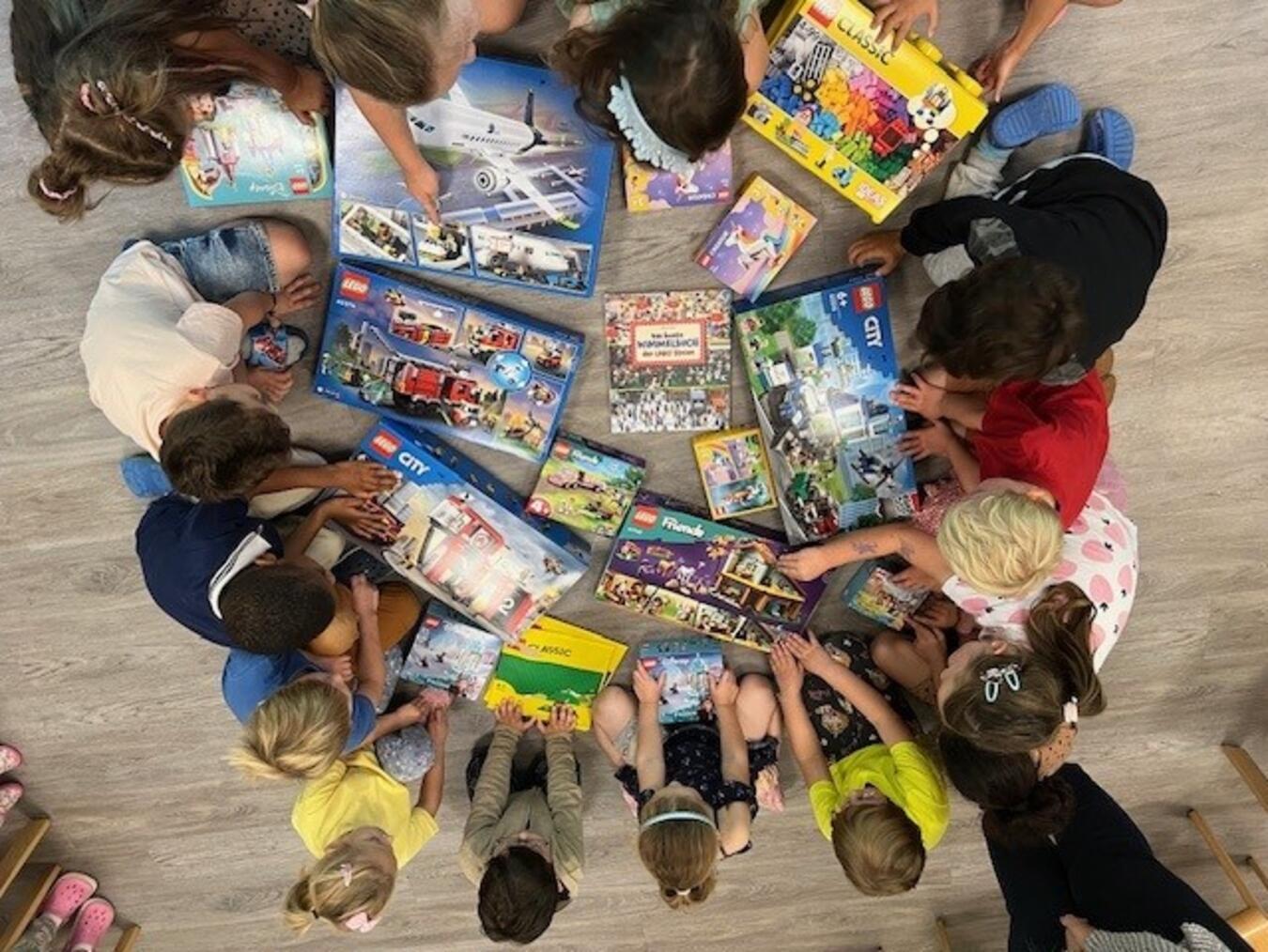 Polizei, Feuerwehr, Flugzeuge, Reiterhof und Prinzessinnen stehen bei den Kindern der Awo Kita Kinderburg ganz hoch im Kurs. Foto: Awo