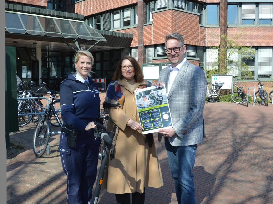 Polizeihauptkommisarin Kiesow, Wesels Bürgermeisterin Ulrike Westkamp und Landrat Ingo Brohl starten Kampagne, damit alle Beteiligten sattelfest im Umgang mit dem E-Scooter werden. Foto: Kreispolizeibehörde Wesel