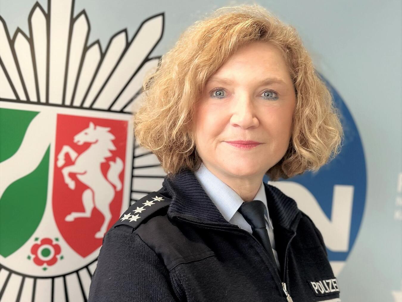 Bindeglied sein und Netzwerke pflegen Polizeihauptkommissarin Manuela Schmickler ist Leiterin der Polizeiwache Emmerich. Foto: Polizei