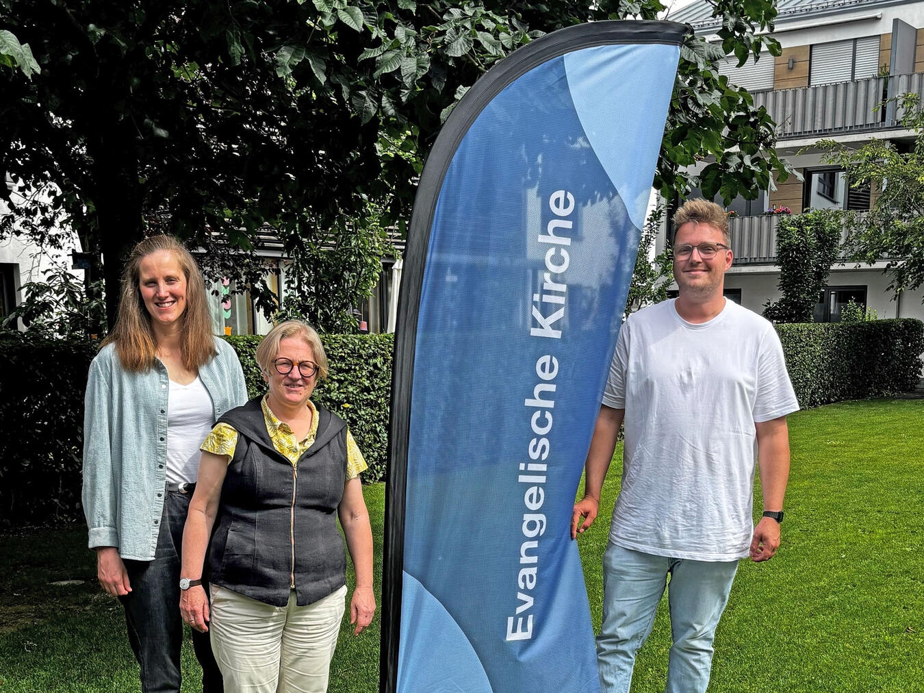 Popkantorin, Pfarrerin und Jugendleiter laden zum Gemeindefest ein.