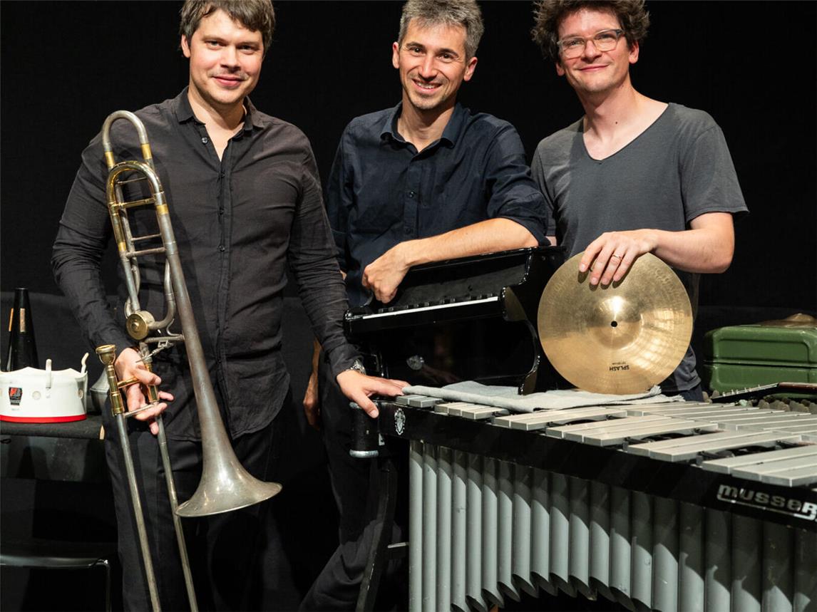 Posaunist Frederic Belli, Schlagzeuger Johannes Fischer und Pianist Nicholas Rimmer kombinieren in ihrem Trio-Projekt Musik.Foto: privat