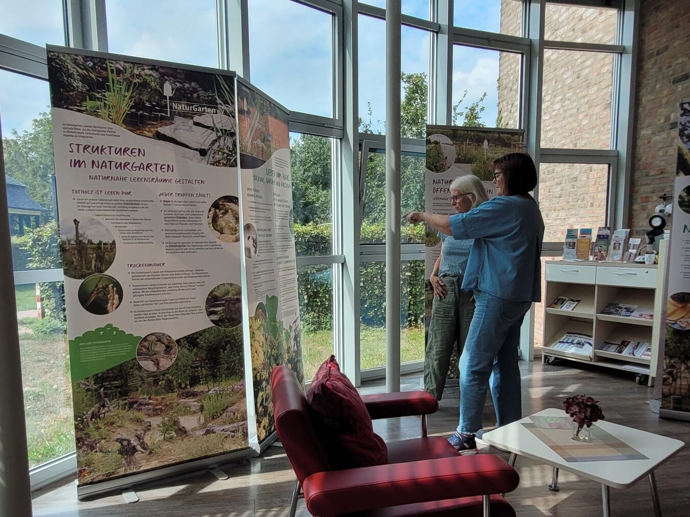"Informationsbroschüre zu Naturgartenkonzepten: Pflege, Vorteile heimischer Pflanzen und nachhaltige Gestaltung."