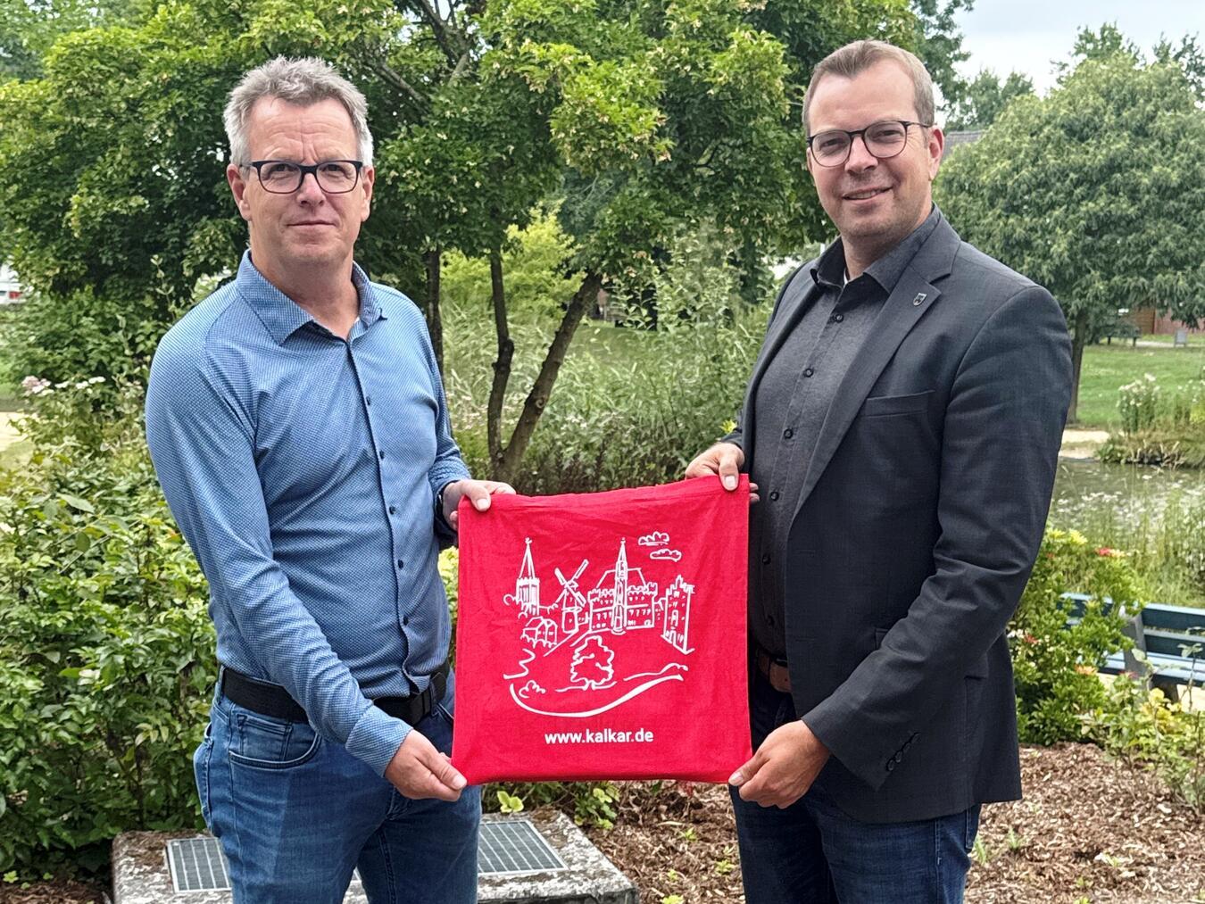 Präsent für viele Kilometer: Bürgermeister Stephan Reinders überreicht Theo Rappers seinen Gewinn. Foto: Gemeinde Bedburg-Hau