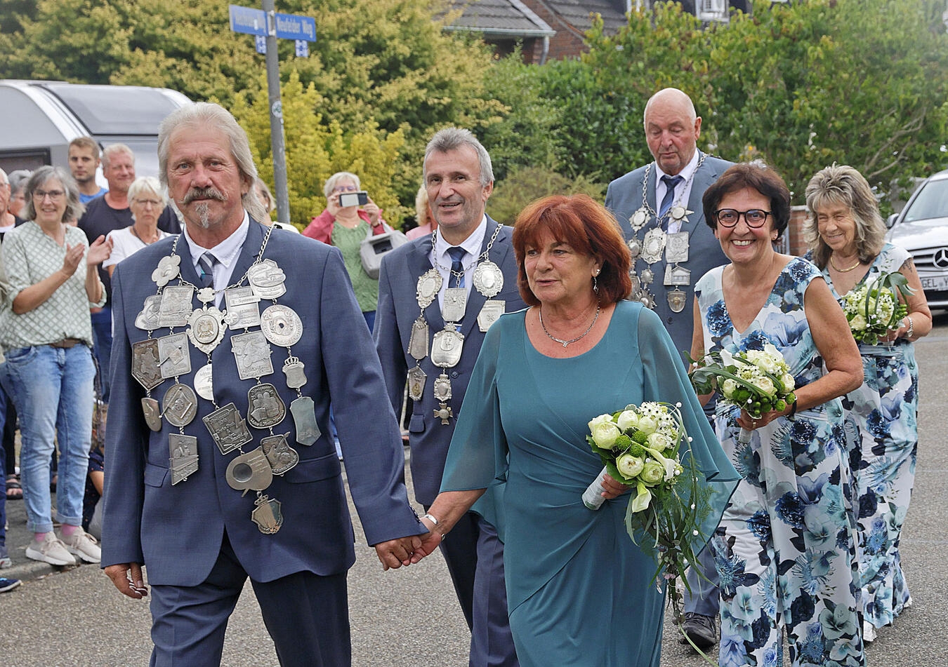 Gemeinschaft und Tradition beim Schützenfest in Boeckelt Präsentationsmarsch Kirmesmontag, Menschen in traditionellen Trachten, festliche Atmosphäre, Foto von Theo Leie.
