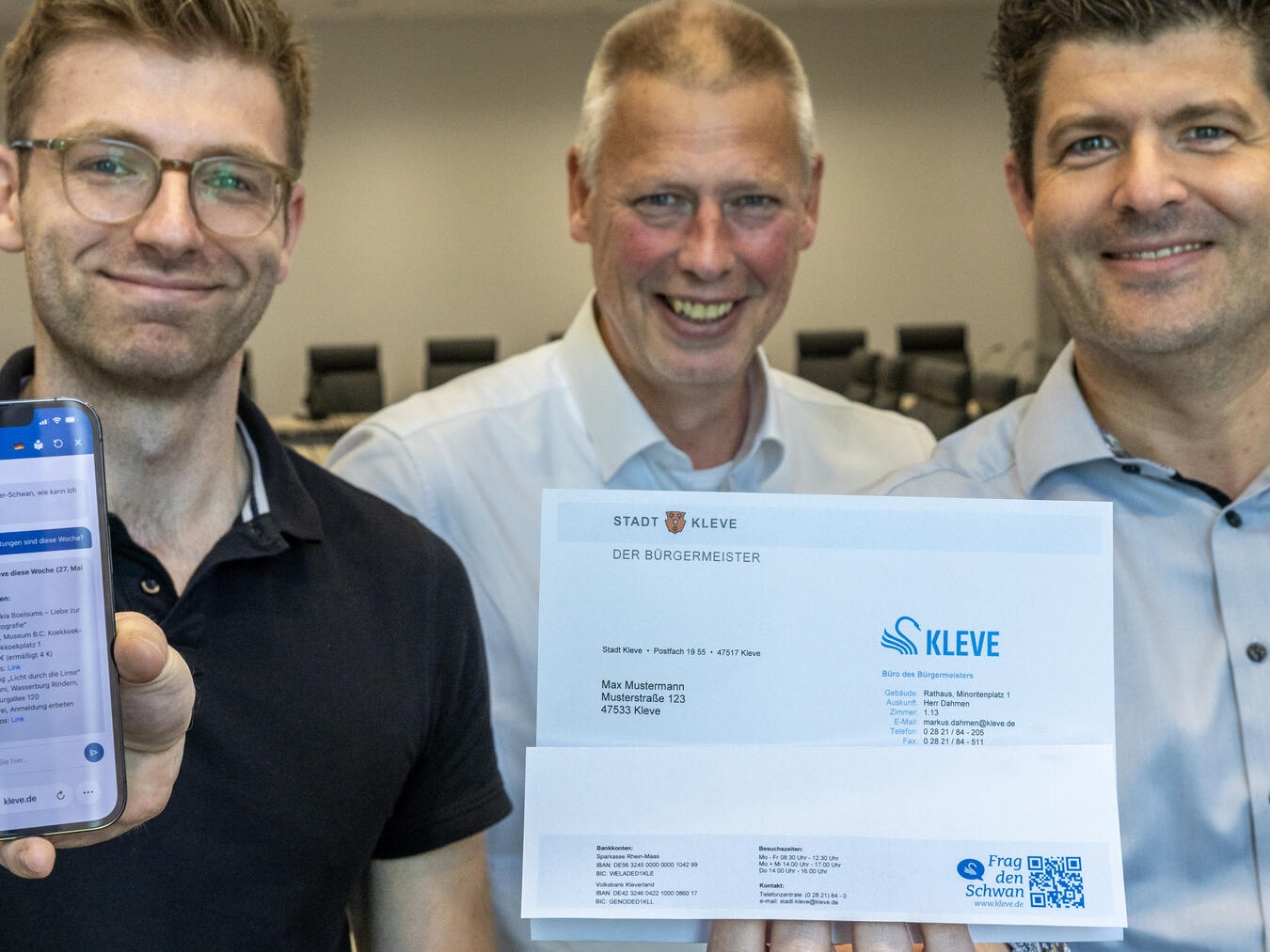 "Ben Viethen, Bürgermeister Markus Dahmen und Thomas Horster präsentieren Chatbot und Kopfbogen, Stadt Kleve."