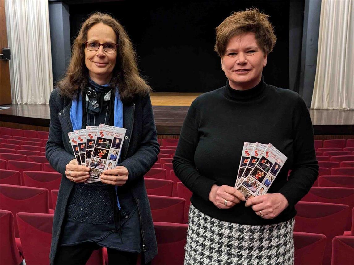 Präsentieren den neuen Flyer zum Abonnentenprogramm: Sabine Sdrenka (l.) und Sabine Boers. Foto: KKK