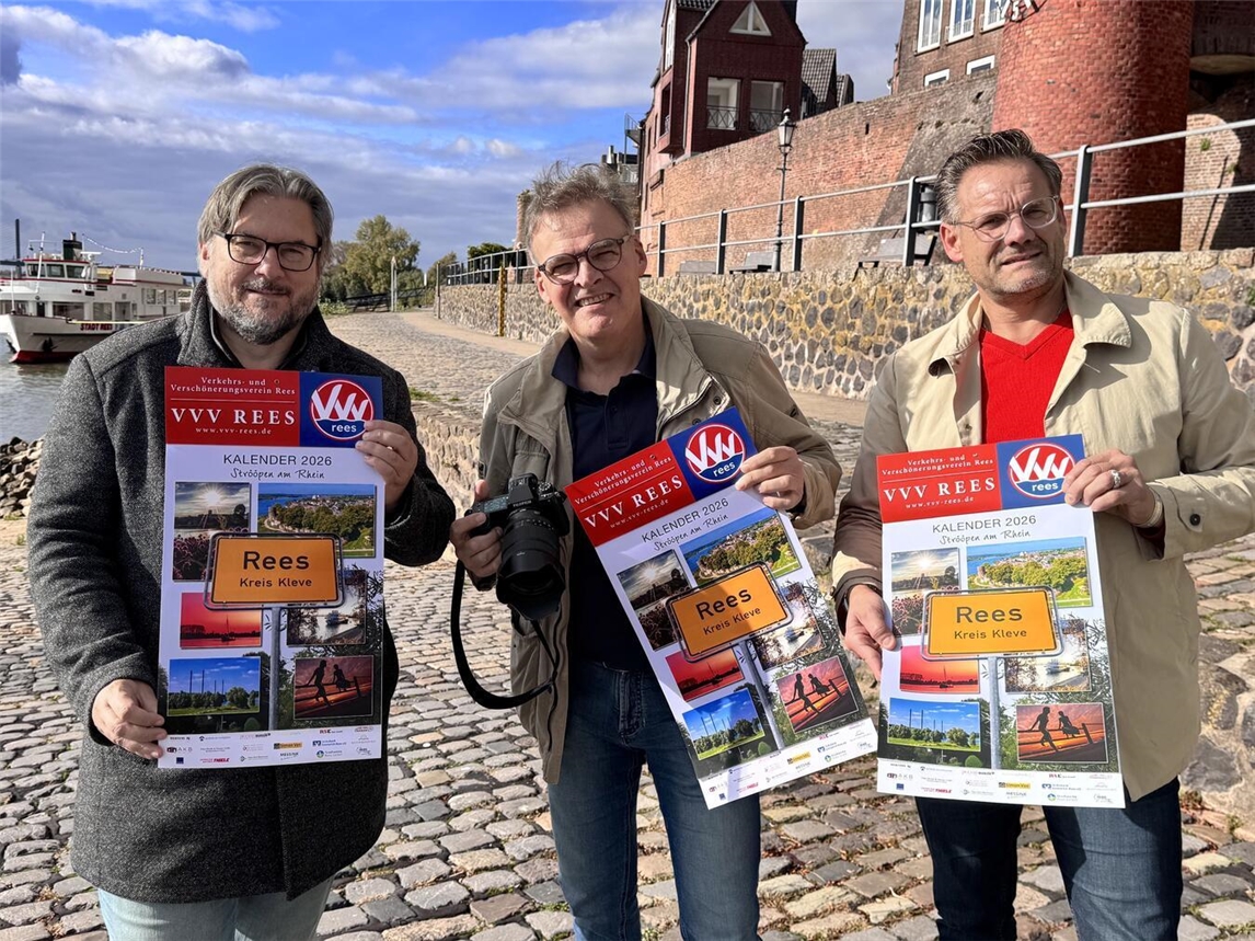 Präsentieren den neuen Kalender des VVV Rees: (v. l.) Michael Scholten, Axel Breuer und Michael Arts-Meulenkamp. Foto: VVV Rees