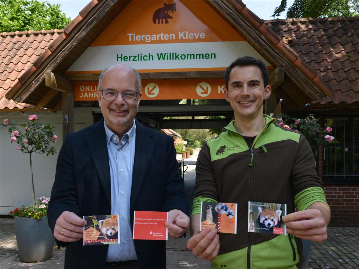Präsentieren die neuen Tickets: Ludger Braam (l.) von der Sparkasse Rhein-Maas und Tiergarten-Leiter Martin Polotzek. Foto: Sparkasse Rhein-Maas
