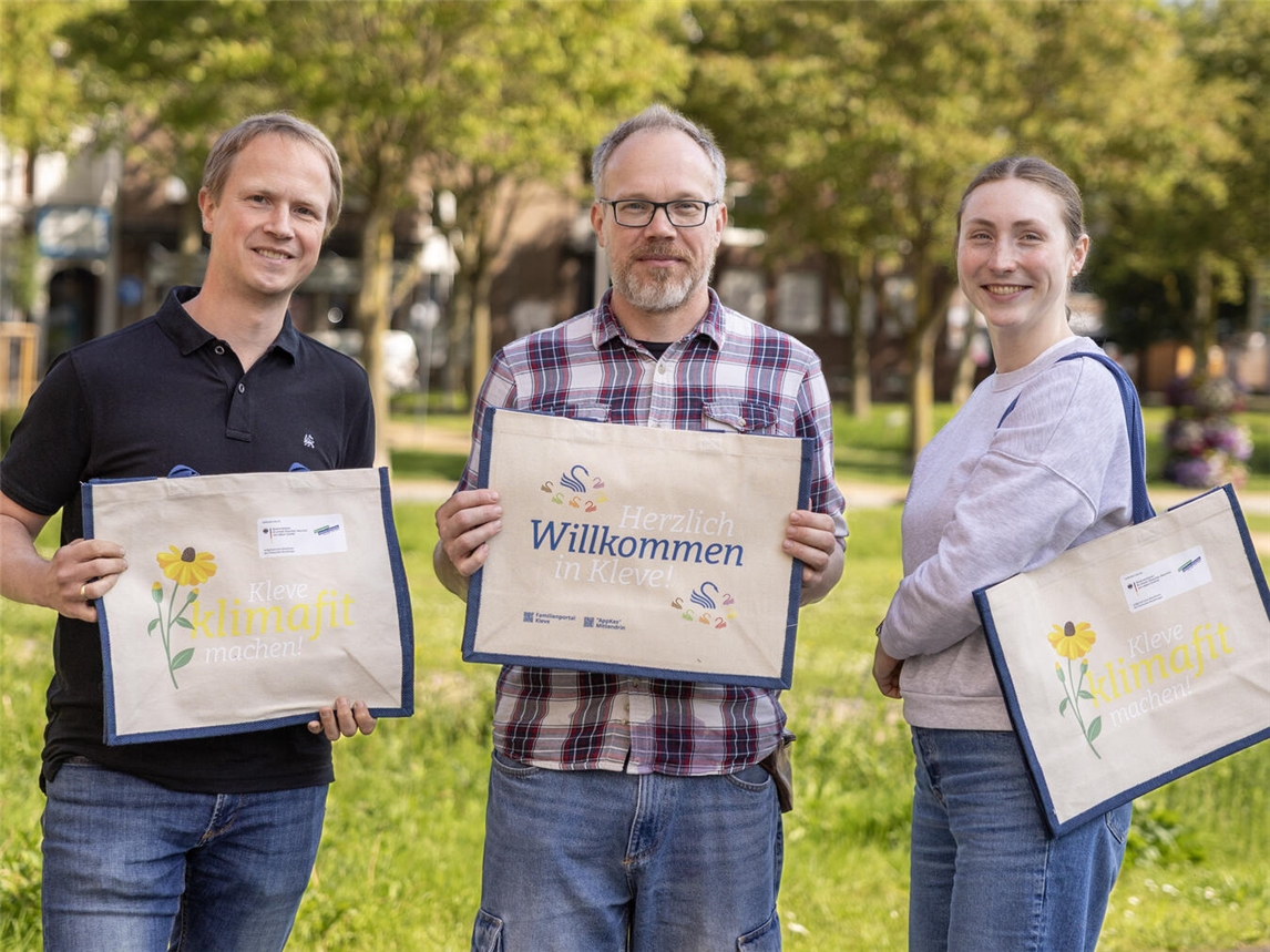 "Willkommenstaschen Präsentation durch Klimaschutz- und Anpassungsmanager in Kleve"