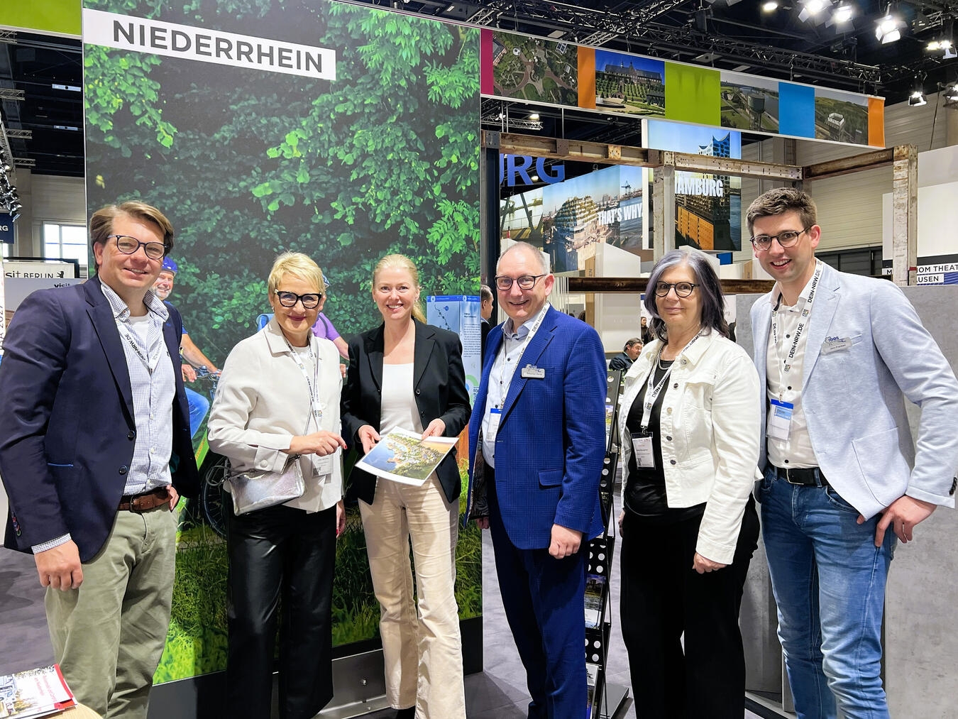 Präsentierten auf der ITB das Ferienresort Marissa Lake Village am Reeser Meer: (v.li.) Christian Puls (Marissa Group), Dr. Heike Döll-König (Geschäftsführerin Tourismus NRW), Susanne Adrian (Marissa Group), Sebastian Hense, Martina Baumgärtner (Geschäftsführerin Niederrhein Tourismus) und Jörn Franken. Foto: Stadt Rees
