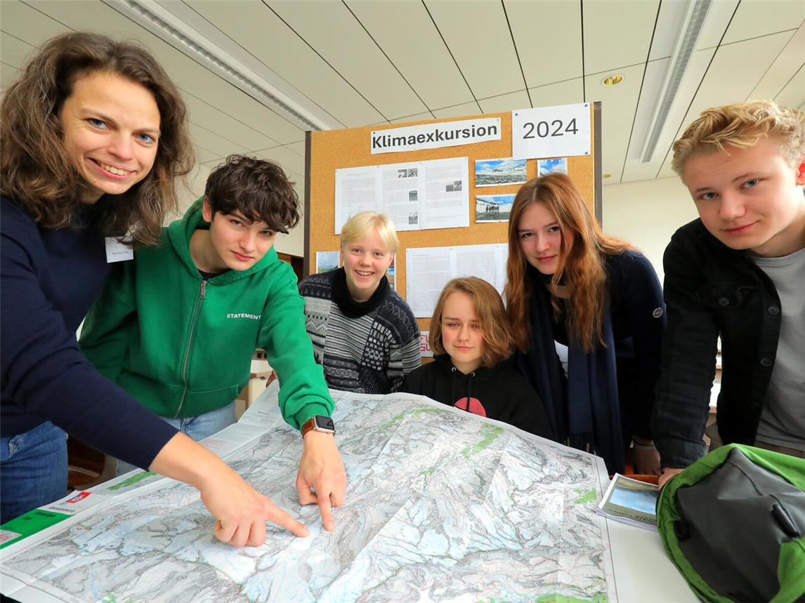 Präsentierten die Ergebnisse ihrer Klimaexkursion in die Ötztaler Alpen beim Tag der offenen Tür im Stiftsgymnasium (v.l.n.r.): Lehrerin Dominique Cichon, Tom Dommen, Franzi Schönberner, Clara Wieser, Fiona Epping und Jan-Lukas Löbe. Foto: Sparkasse / Armin Fischer
