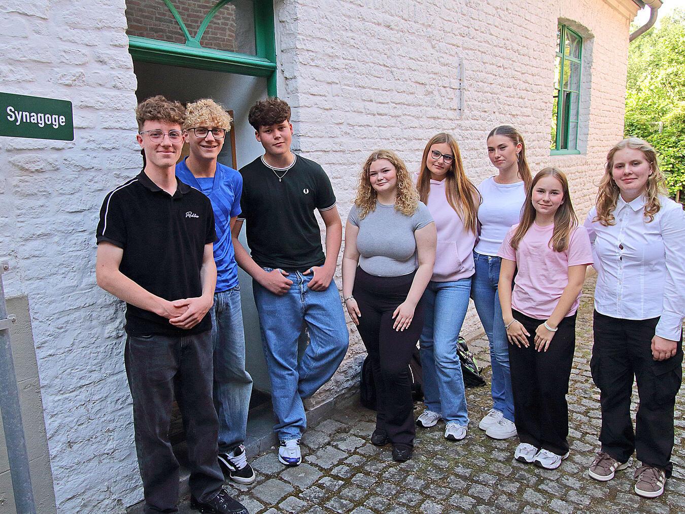 Präsentierten die Ergebnisse in der ehemaligen Synagoge in Issum: (v. l.) Max Nellen, Malte Krüger, Jan Rickers, Ashley Meister-Seewöster, Emely Franke, Sarah Schattling, Maren Koch und Linda Kovac. NN-Foto: Theo Leie