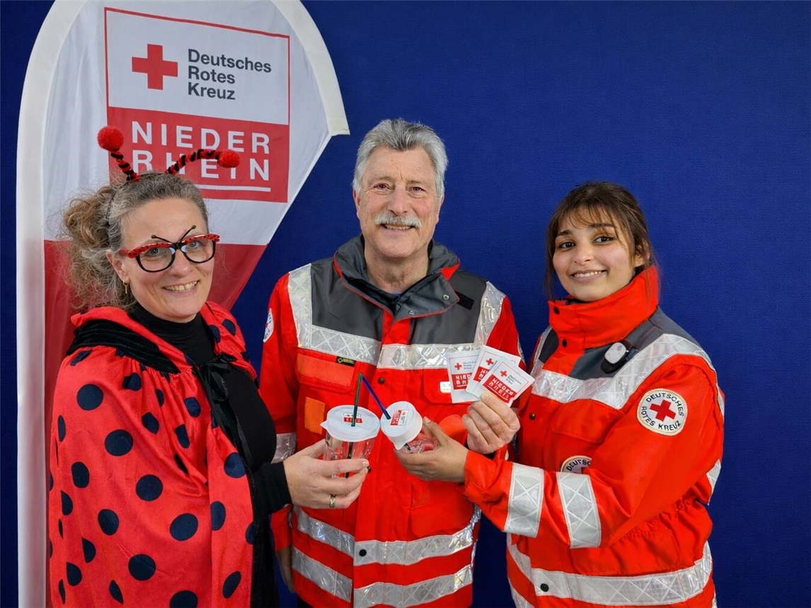 Präventionsaktion des DRK Niederrhein gegen K.O.-Tropfen: Nina Stiller-Peters (Unternehmenskommunikation DRK-Kreisverband Niederrhein), Kreisverbandsarzt Dr. Robert Moog und DRK-Helferin Anwar Romdhani (v.l.). Foto: DRK Niederrhein