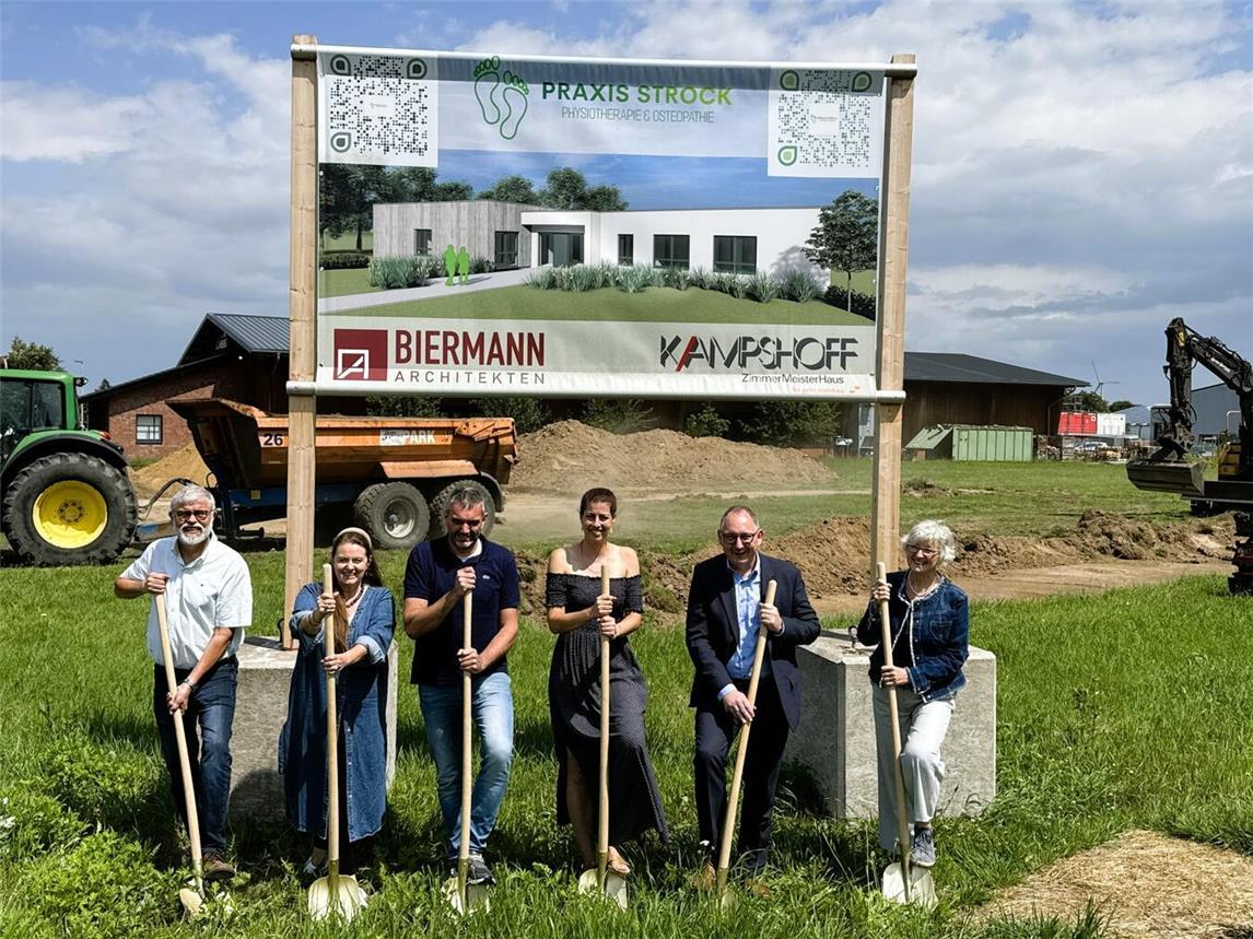 Praxisinhaberin Theresa Strock (3. v. re.) von der Physiotherapie- und Osteopathie-Praxis Strock freut sich auf die neuen Räumlichkeiten „Im Hollerfeld“ in Haldern. Foto: Stadt Rees