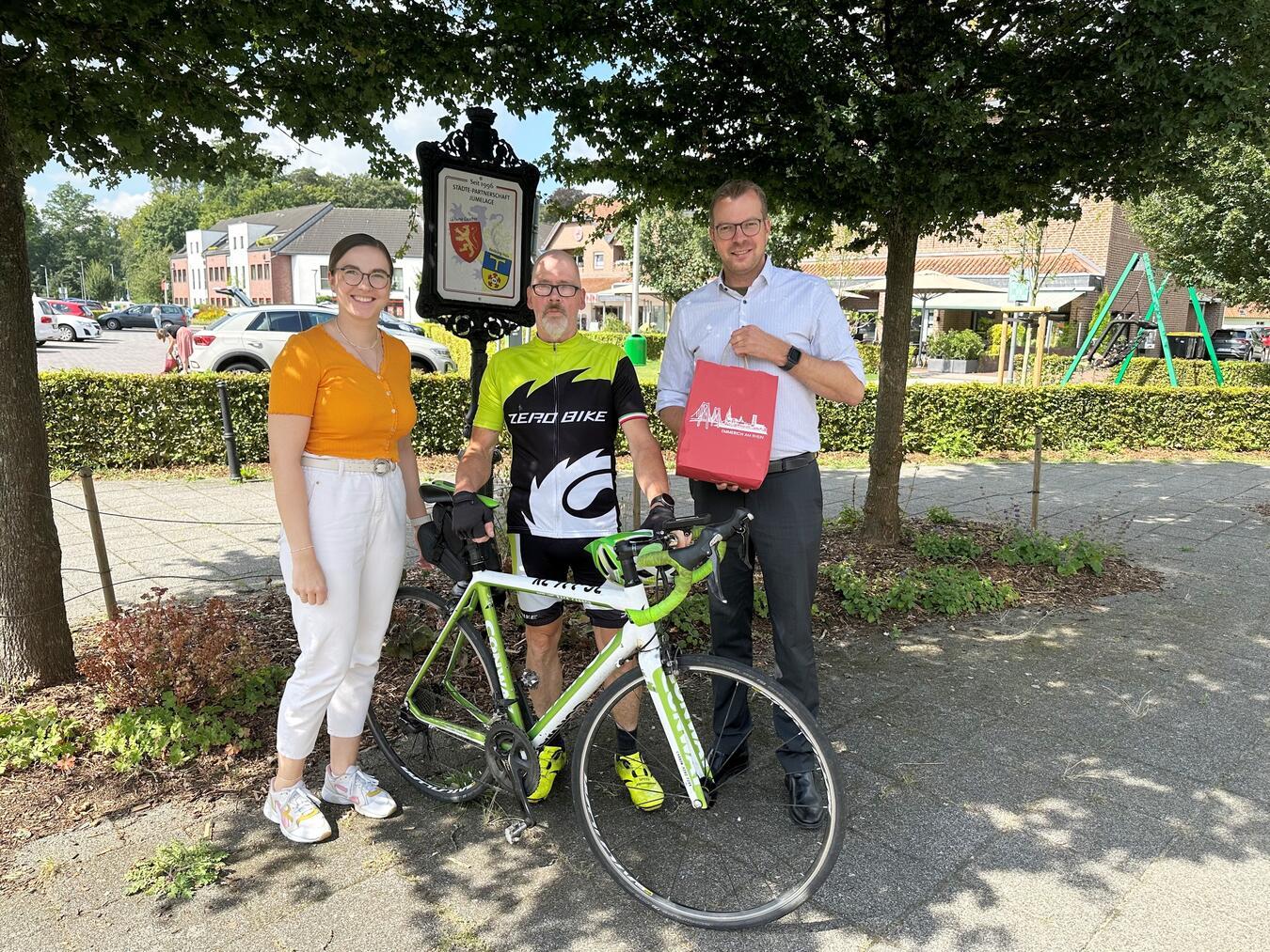 Preisverleihung in Bedburg-Hau: Kristin Voetmann (Gemeindeverwaltung), Frank Neumann und Bürgermeister Stephan Reinders (v. l.). Foto: Gemeinde Bedburg-Hau
