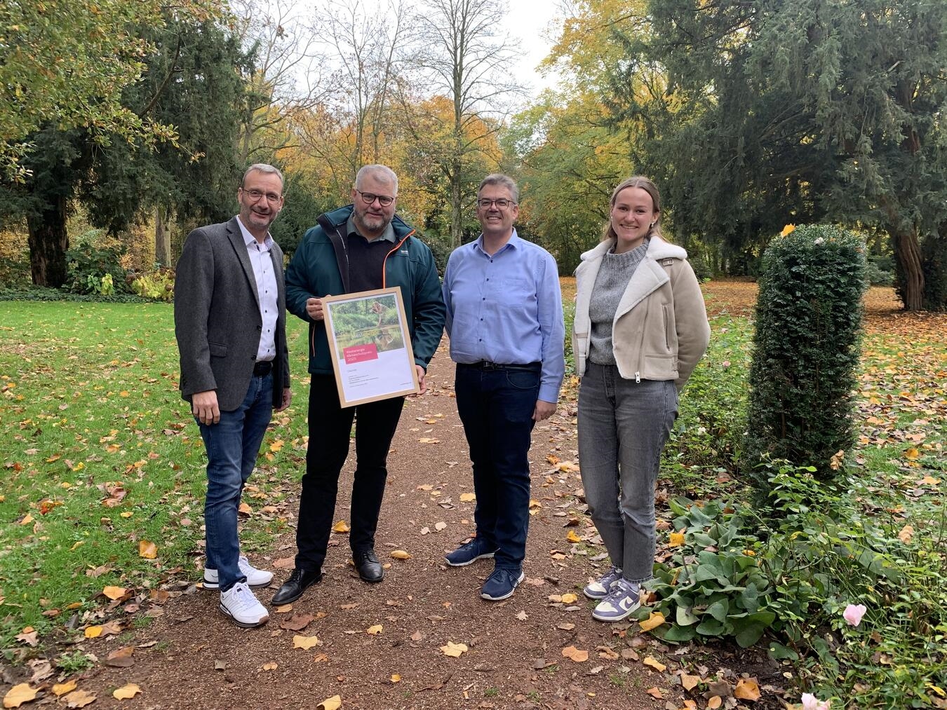 Preisverleihung in Issum (v.l.n.r.): Frithjof Gerstner (Westenergie), Preisträger Dirk Kranen, Bürgermeister Alexander Alberts und Damaris an Mey (Klimaschutzmanagerin der Gemeinde Issum).Foto: Gemeinde Issum