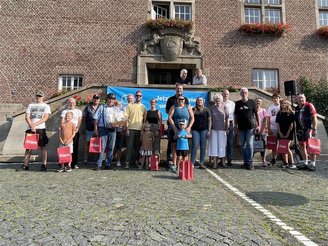 Preisverleihung zum Stadtradeln vor dem Rathaus in Emmerich. Foto: Stadt Emmerich