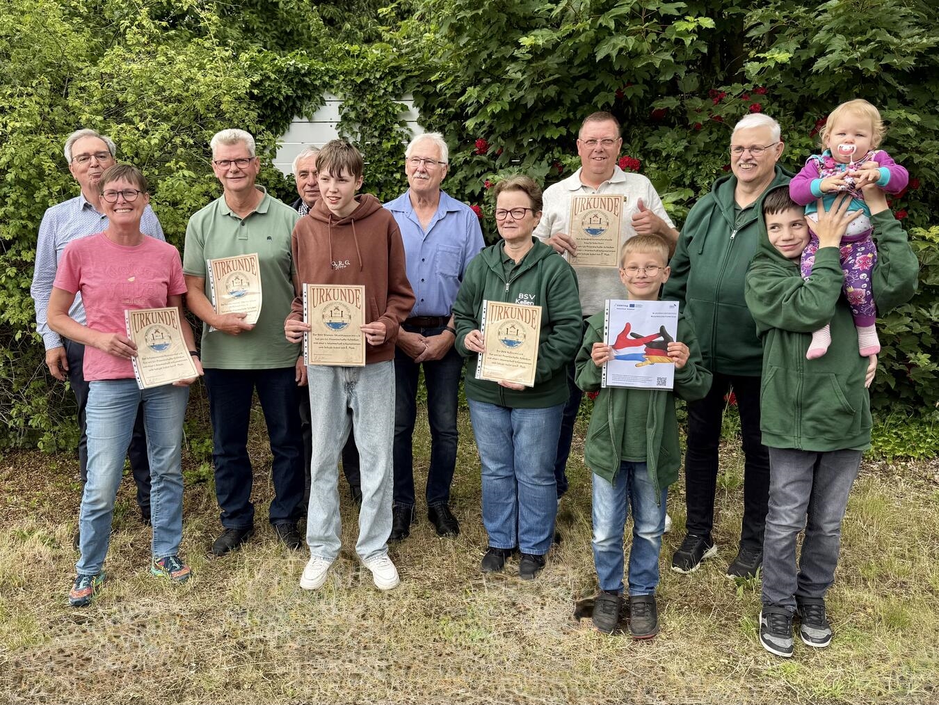"Preisverteilung beim deutsch-niederländischen Freundschaftsschießen, Feier der Kameradschaft und Vereinsfreundschaft"