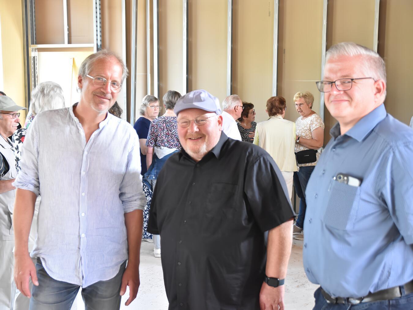 Die Fortschritte am Pfälzerheim in Augenschein nehmen Presbyteriumsvorsitzender Arnd Seven, Pfarrer Jens-Kölsch-Ricken und Bauleiter Wilfried Mölders (v. l.).Foto: privat