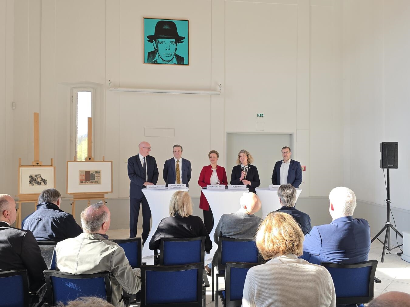 Pressekonferenz anlässlich des Erwerbs der Verwertungsrechte durch die Stiftung Museum Schloss Moyland. (V.l) Landrat Christoph Gerwers, Nicolas Baron von Steengracht (Stiftung Museum), Kulturministerin Ina Brandes, Direktorin Dr. Antje-Britt Mählmann, Stephan Reinders, Bürgermeister Bedburg-Hau. Foto: Museum Schloss Moyland