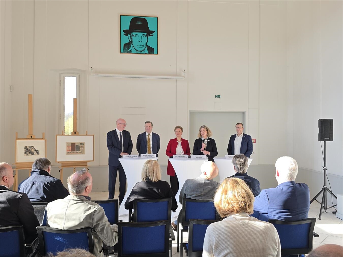 Pressekonferenz anlässlich des Erwerbs der Verwertungsrechte durch die Stiftung Museum Schloss Moyland. (V.l) Landrat Christoph Gerwers, Nicolas Baron von Steengracht (Stiftung Museum), Kulturministerin Ina Brandes, Direktorin Dr. Antje-Britt Mählmann, Stephan Reinders, Bürgermeister Bedburg-Hau. Foto: Museum Schloss Moyland