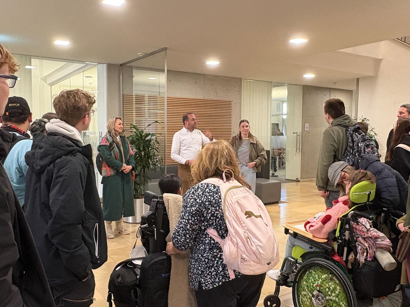 "Torsten Matenaers, Svenja Lange mit Schülern der LVR-Dietrich-Bonhoeffer-Schule, Gruppenfoto"