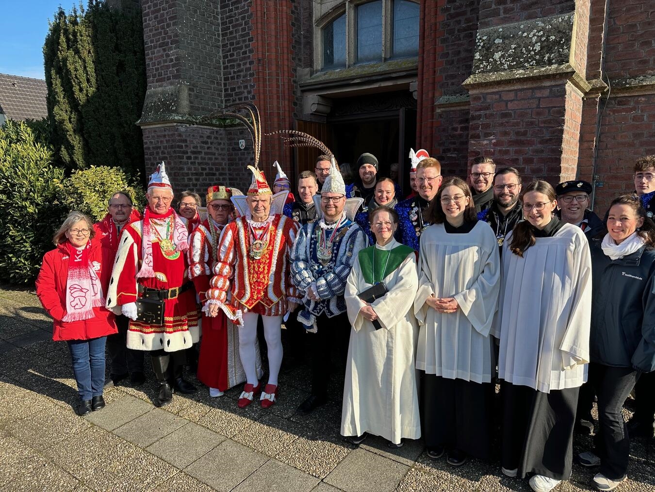 Prinz Lucas I. (van Stephoudt) konnte auch das Issumer Dreigestirn, Prinz Hans-Willi (Leenings), Bauer Franz (Lamers) und Jungfrau Helmut (van den Berg) von Ko & Ka Issum, zur Karnevalsmesse begrüßen.Foto: Herbert van Stephoudt