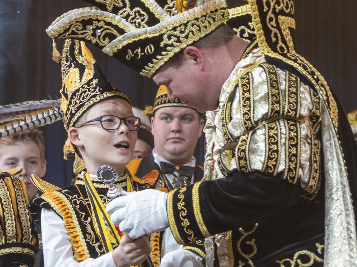 Prinz Sebastian I. überreicht seinem Amtskollgen Noah I. das Zepter.