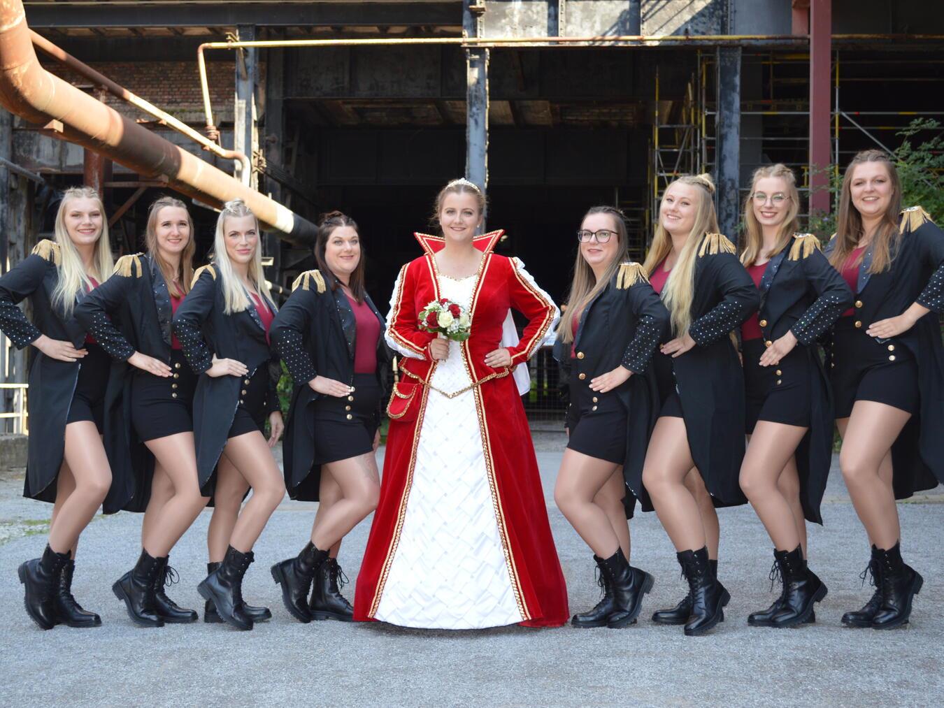 „Närrischer Hausbesuch“ bei Prinzessin Madeleine I. vom VVK Veert Prinzessin Madeleine I. mit ihren „Greatest Showgirls“: Lena-Sophie Willems, Jule Kupetz, Vivien Willems, Monja Poppinga, Miriam Gerfertz, Ann Cathrin Friemel, Sina van Bergen und Nell Häusler. Foto: Stefanie Bormann