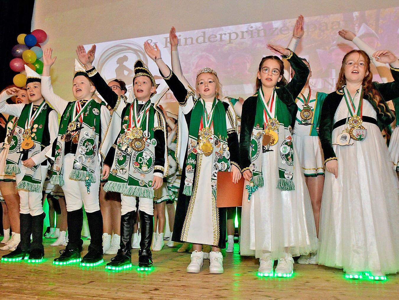 Prinzessin Mila I. und Prinz Nils I. riefen gemeinsam mit ihrem Hofstaat auf der Bühne zu einem dreifachen „Helau“ auf. NN-Fotos (2): Rüdiger Dehnen