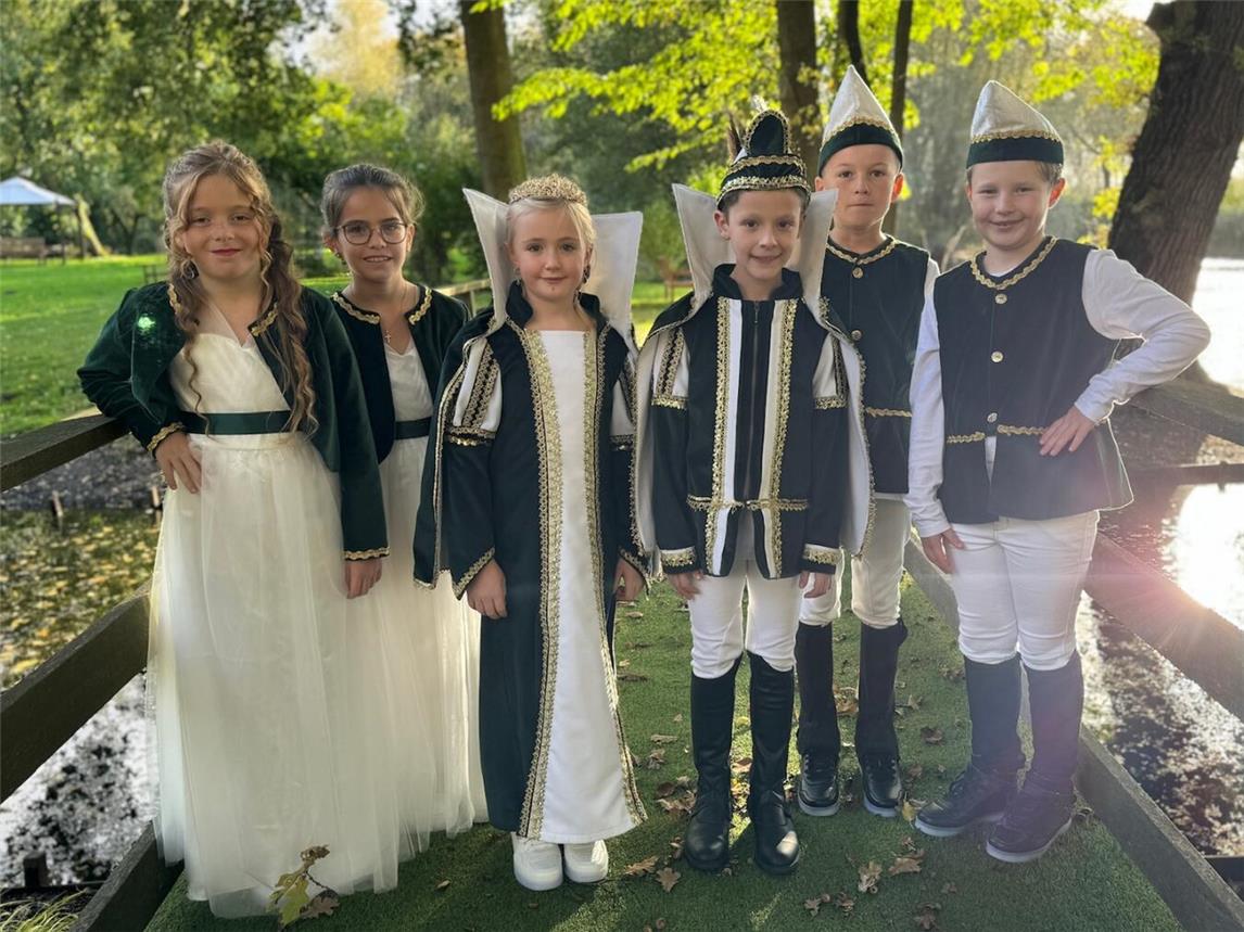 Prinzessin Mila Thielen I. und Prinz Nils Boßmann I. mit ihrem Hofstaat. Foto: privat