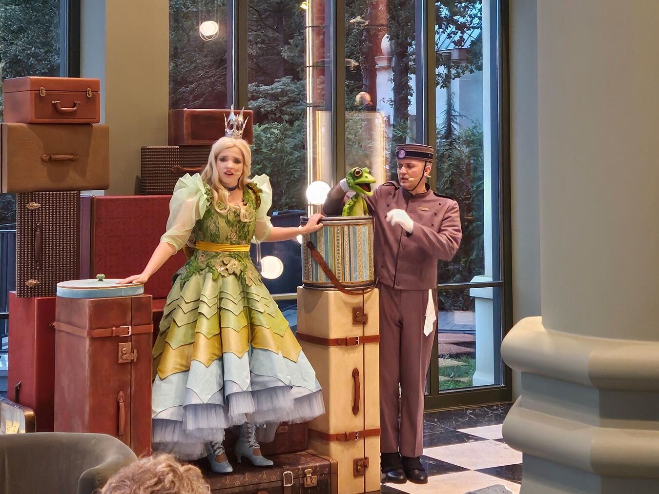 Ein Freizeitpark mit Seele Prinzessin und Page: In Efteling begegnen einem die Märchenfiguren durchaus auch in der Lobby. NN-Foto: vs