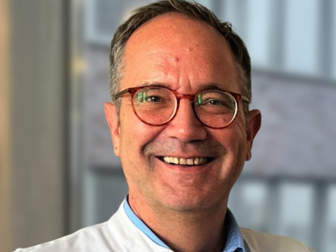 "Dr. Andreas Fußhöller, Chefarzt Innere Medizin, Nierenheilkunde im St.-Clemens-Hospital, lächelnd im Porträt"