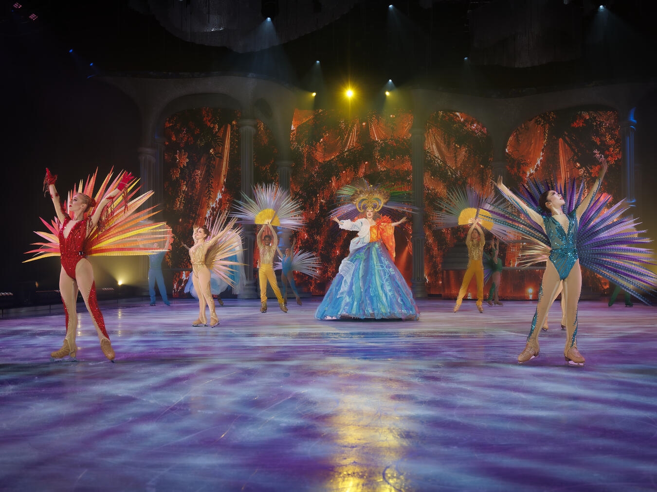 "Probenstart Holiday on Ice ‚MIRAGE‘: Bunte Kostüme, Festivalstimmung, Popsongs, Tourstart 18. Nov. Deutschland."