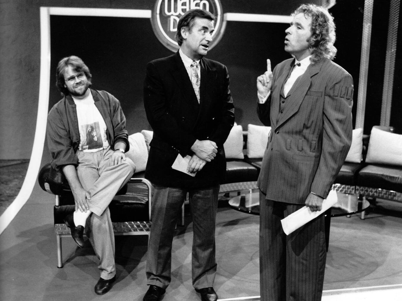 Produzent Holm Dressler (l.), hier bei einer „Wetten, dass..?“-Probe mit ZDF-Unterhaltungschef Wolfgang Penk und Moderator Thomas Gottschalk, blickt in Rees auf 50 Jahre TV-Geschichte zurück. Foto: privat