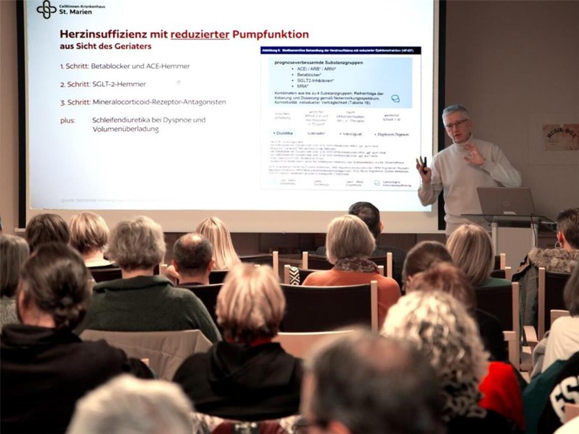 Prof. Dr. med. Ralf-Joachim Schulz erklärte die Herzinsuffizienz aus Sicht der Geriatrie. Foto: Sankt Josef-Hospital Xanten