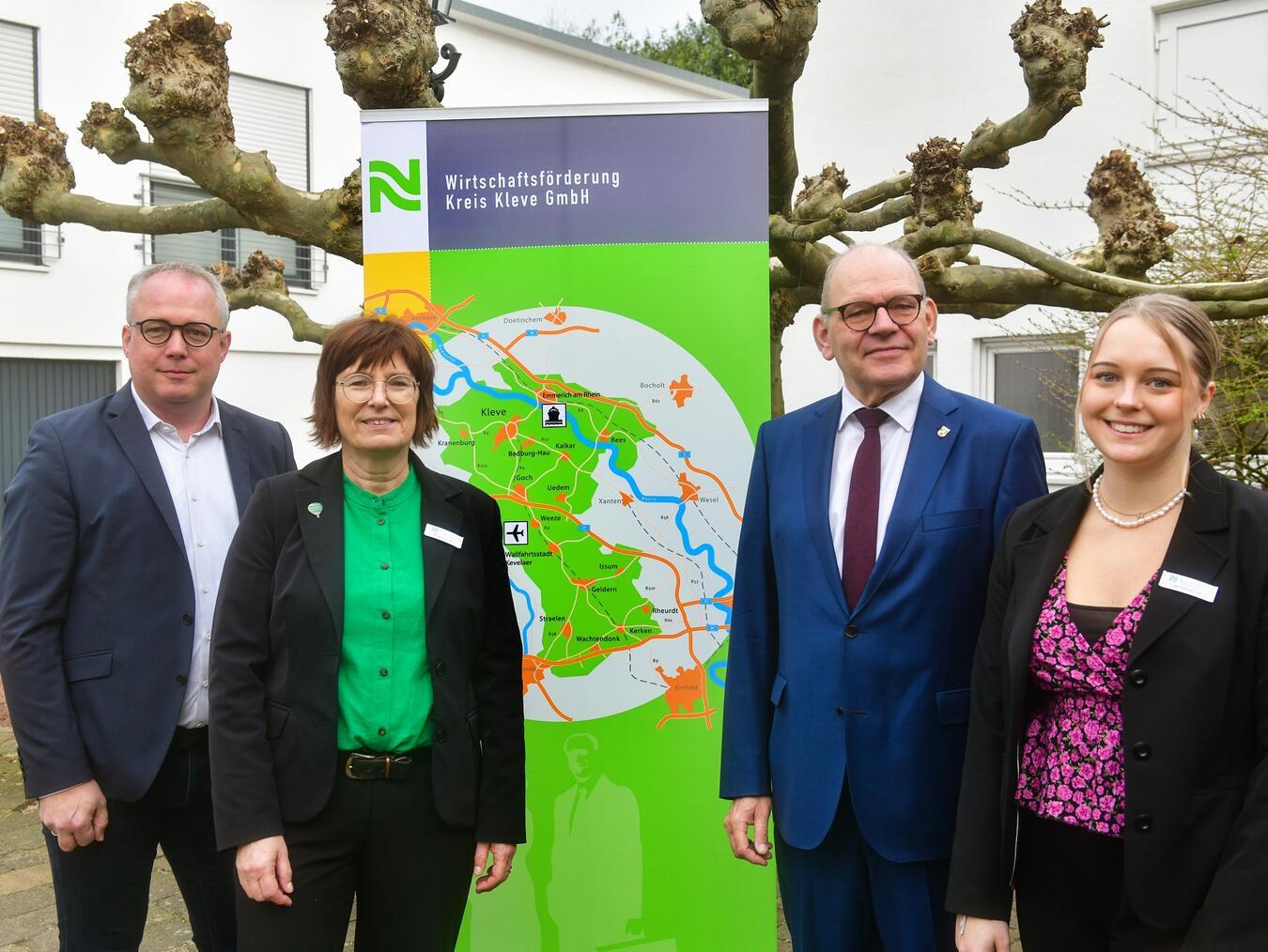 Große Freude über neue Unternehmen
und die gestiegene Einwohnerzahl Prof. Dr. Peter Kisters (Vizepräsident für Forschung, Innovation und Wissenstransfer der Hochschule Rhein-Waal), Brigitte Jansen (Geschäftsführerin Wirtschaftsförderung Kreis Kleve), Ulrich Knickrehm (Bürgermeister Stadt Goch) und Lea Vehreschild (Veranstaltungskauffrau Wirtschaftsförderung Kreis Kleve) hatten viele interessante Informationen für die Unternehmer (v. l.).Foto: Kreis-WfG