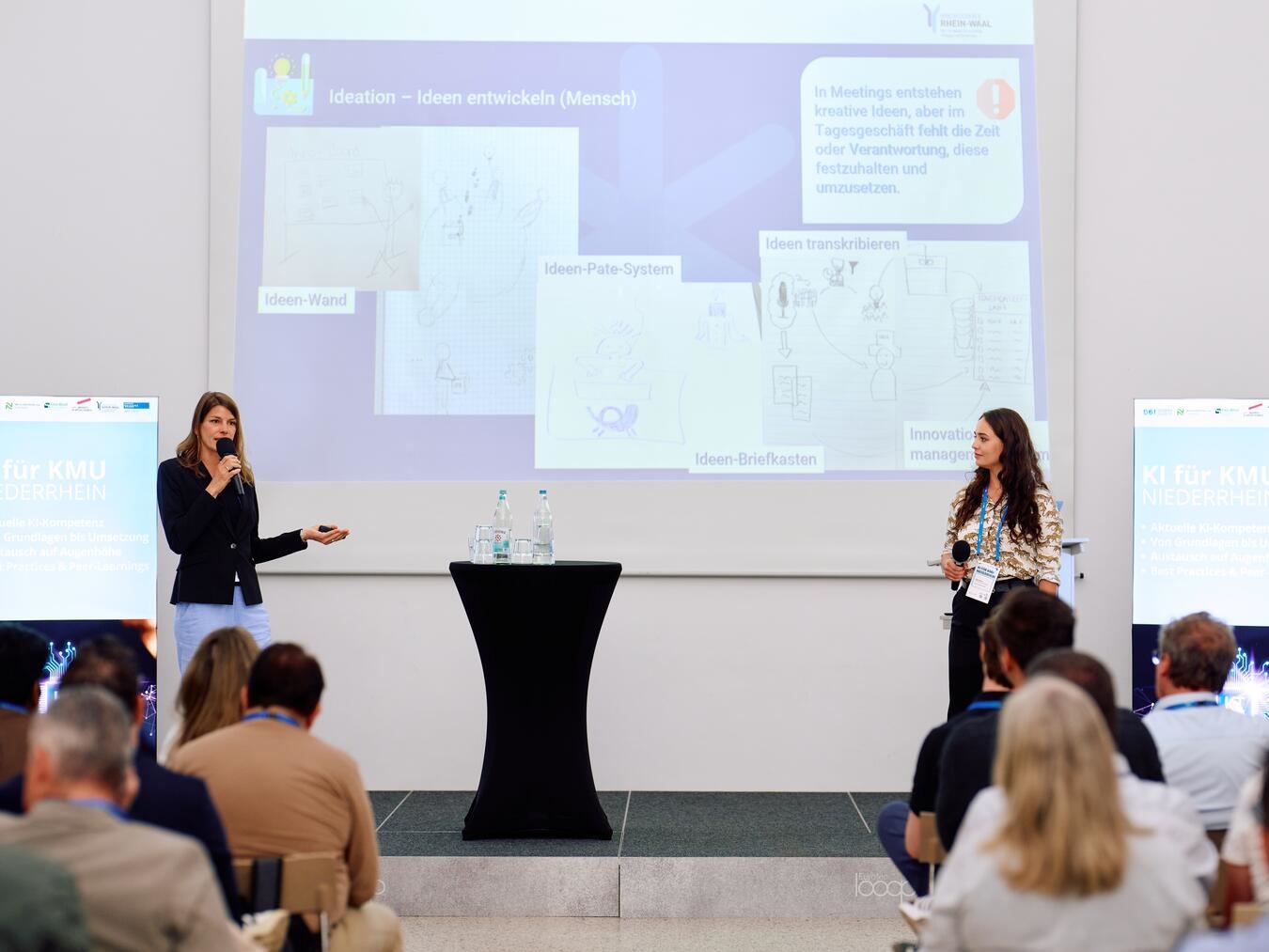"Professor Dr. Kathrin Weidner und Nina Nüchter mit Innovationswerkzeugen, DBI-Bernd Thissen"
