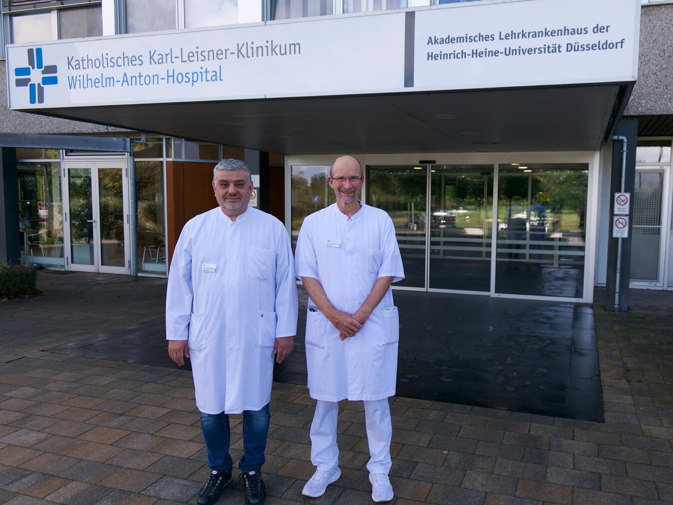 Professor Dr. Volker Runde und Dr. Ufuk Gündug freuen sich über positive Evaluation im Karl-Leisner-Klinikum.