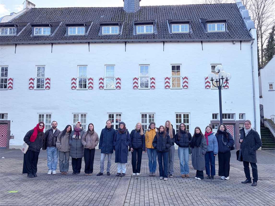 Professor Peter Krebs mit Architekturstudierenden der Hochschule für Technik Stuttgart bei Exkursion in Kleve, März.