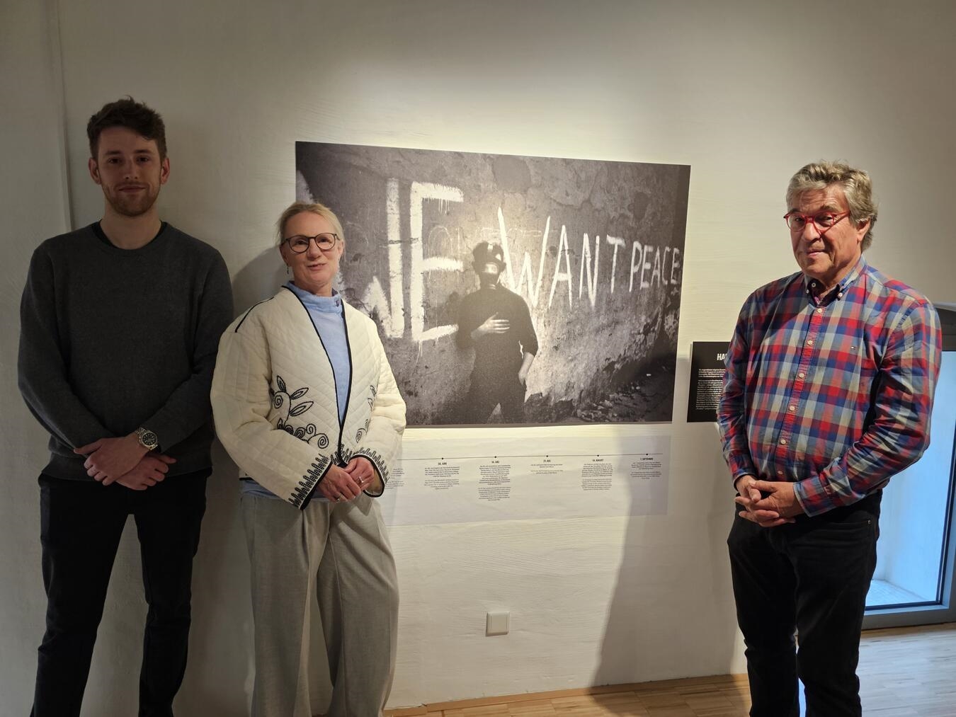 "Projektleiter Felix Knauff, Museumsleiterin Corinna Endlich und Fotograf Armin Fischer bei Ausstellungseinladung"