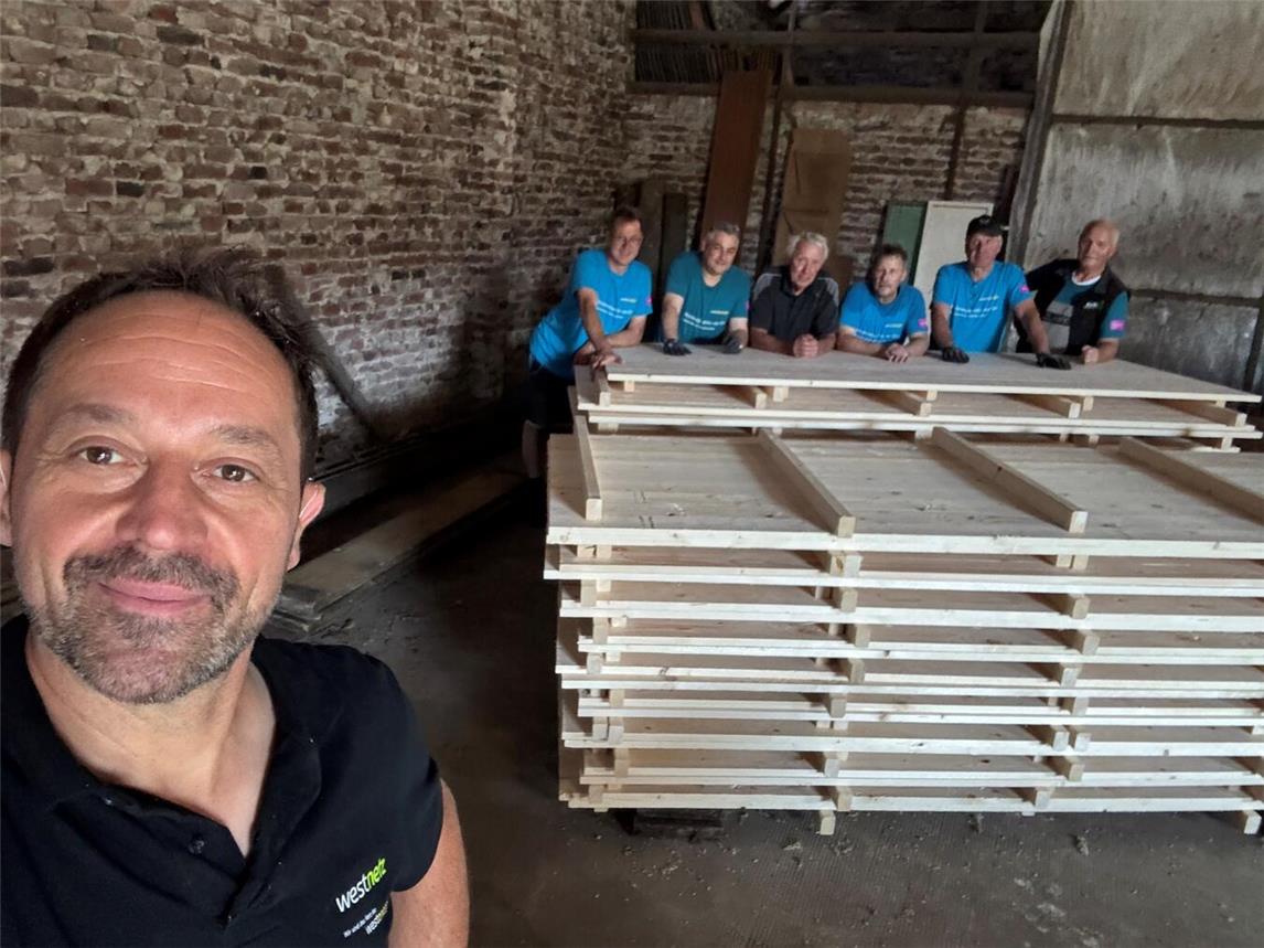 Projektpate Christoph Rogmann (vorne) erhielt beim Bau des Zeltbodens tatkräftige Unterstützung von Michael Ingenerf, Gottfried Terlinden, Hermann-Josef Keisers, Franz-Josef Antony, Werner Keisers und Heinz-Wilhelm Appenzeller (hinten, v. l.). Foto: Westenergie AG