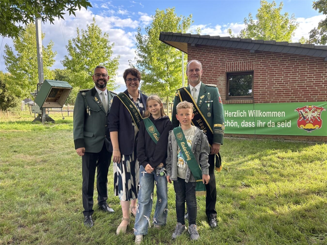 Proklamation in Elten: (v. l.) stellvertretender Brudermeister René Bolk, Königin Steffi Fork, Kinderkönigspaar Merle Abbing und Mailo Winkelmann sowie König Sören Fork. Foto: privat