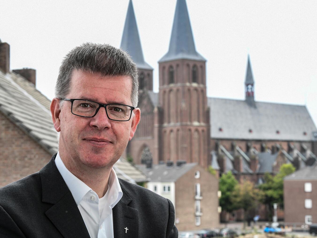 Propst Johannes Mecking wurde von Bischof Dr. Felix Genn für weitere sechs Jahre zum Kreisdechanten für das Kreisdekanat Kleve ernannt. Foto: Kreisdekanat Kleve/Gottfried Evers